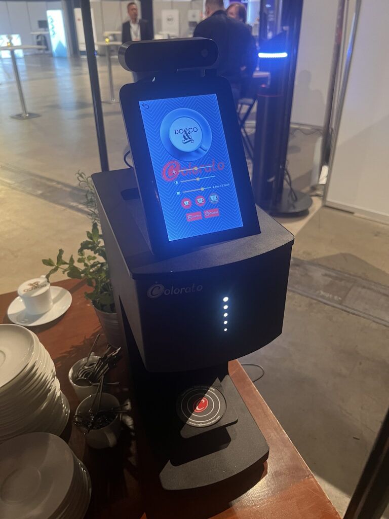 Kaffeeservice 3 A Coffee Printer Machine With A Touchscreen Interface At An Event, Used For Printing Custom Logos Or Designs On Coffee Foam.