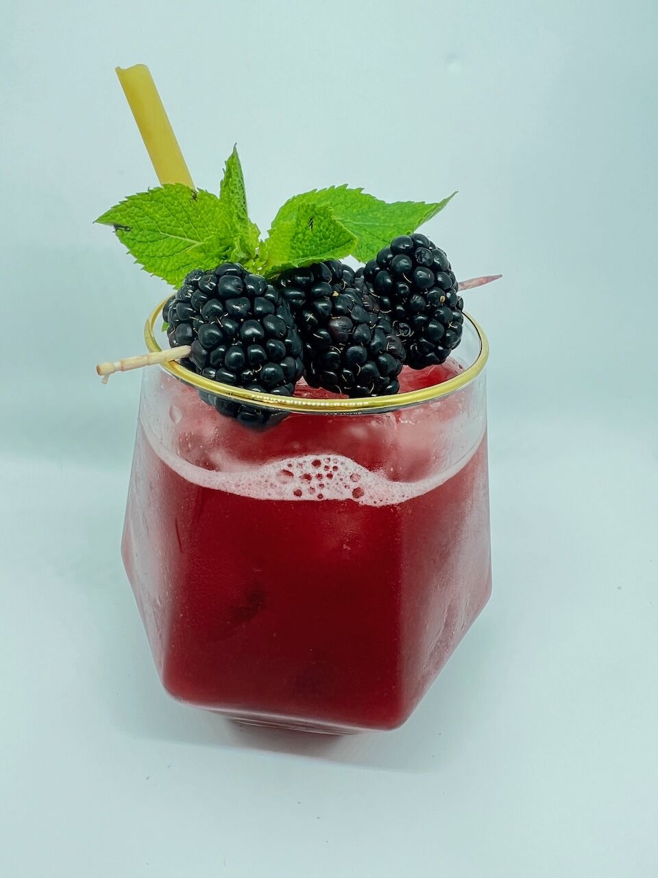 Barkeeper mieten 15 Goldcocktail Mit Brombeere