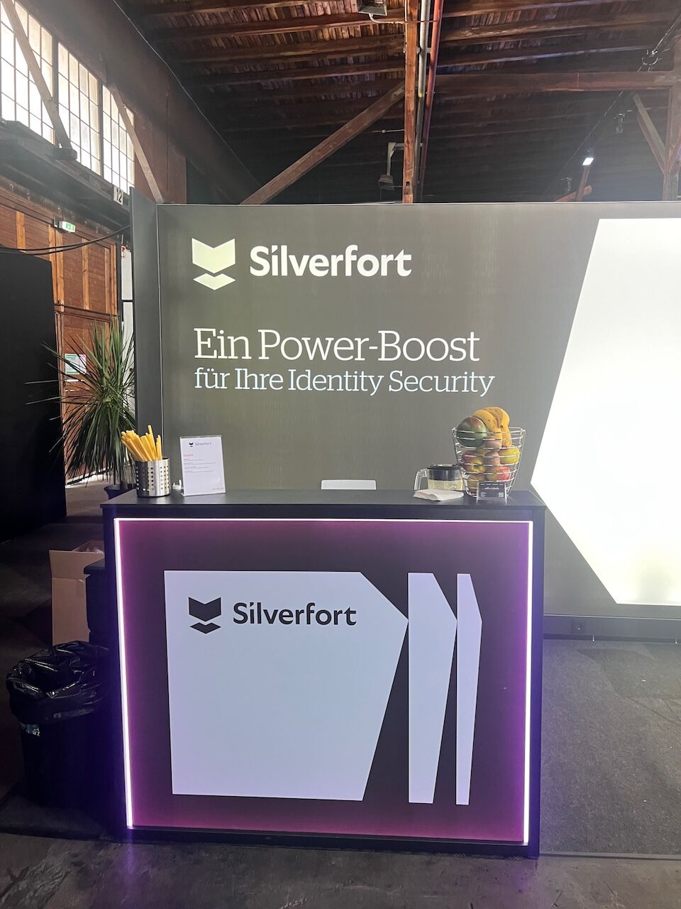 Barkeeper mieten 23 Smoothiebar Messe Mit Gebrandeter Theke