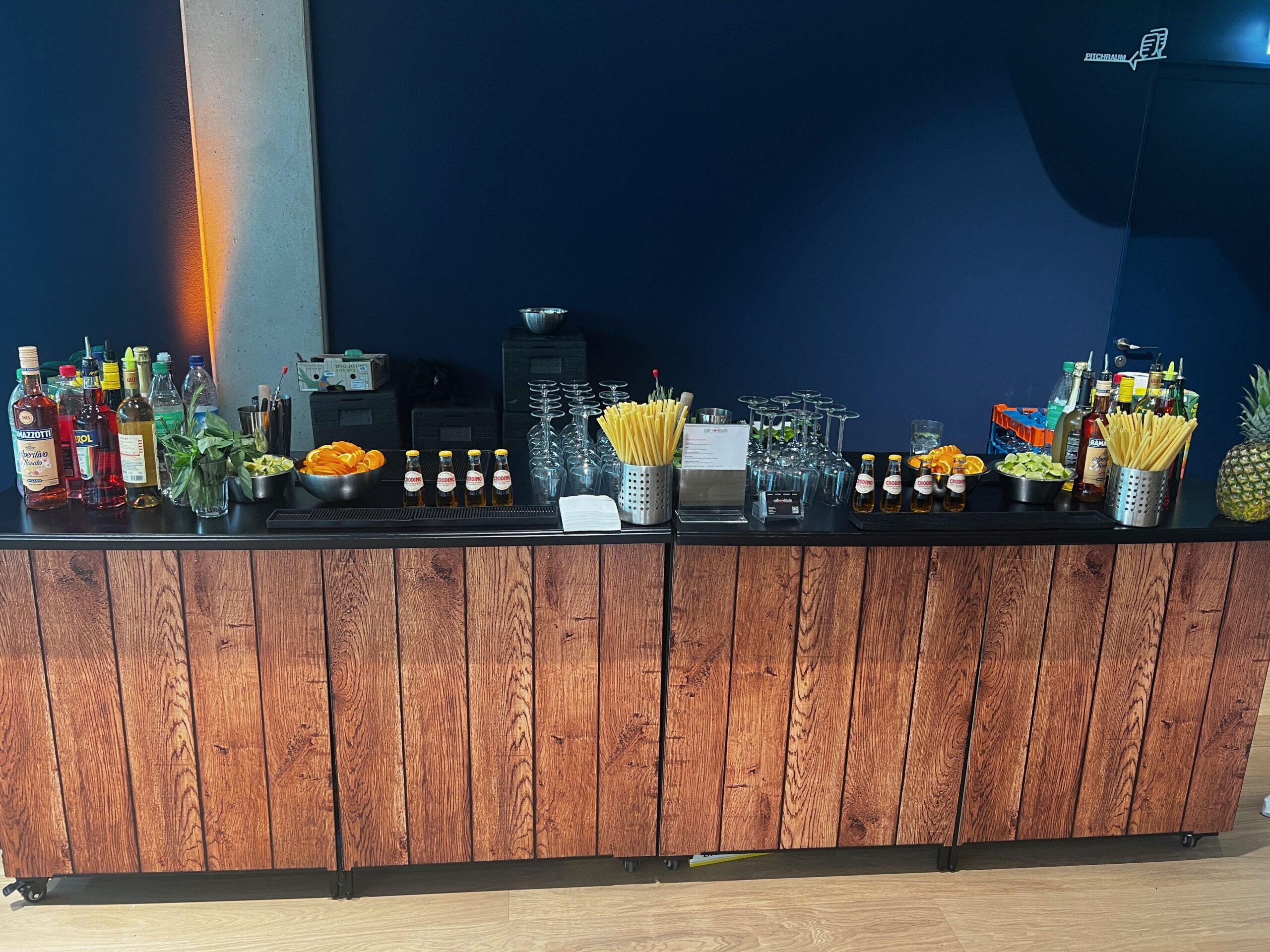 Barkeeper mieten 20 Style Bar Wood Call Ccoktails Scaled